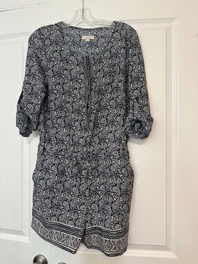 Excellent Condition sz 0 Loft Paisley Navy/White Romper Tie Waist w/ Pockets